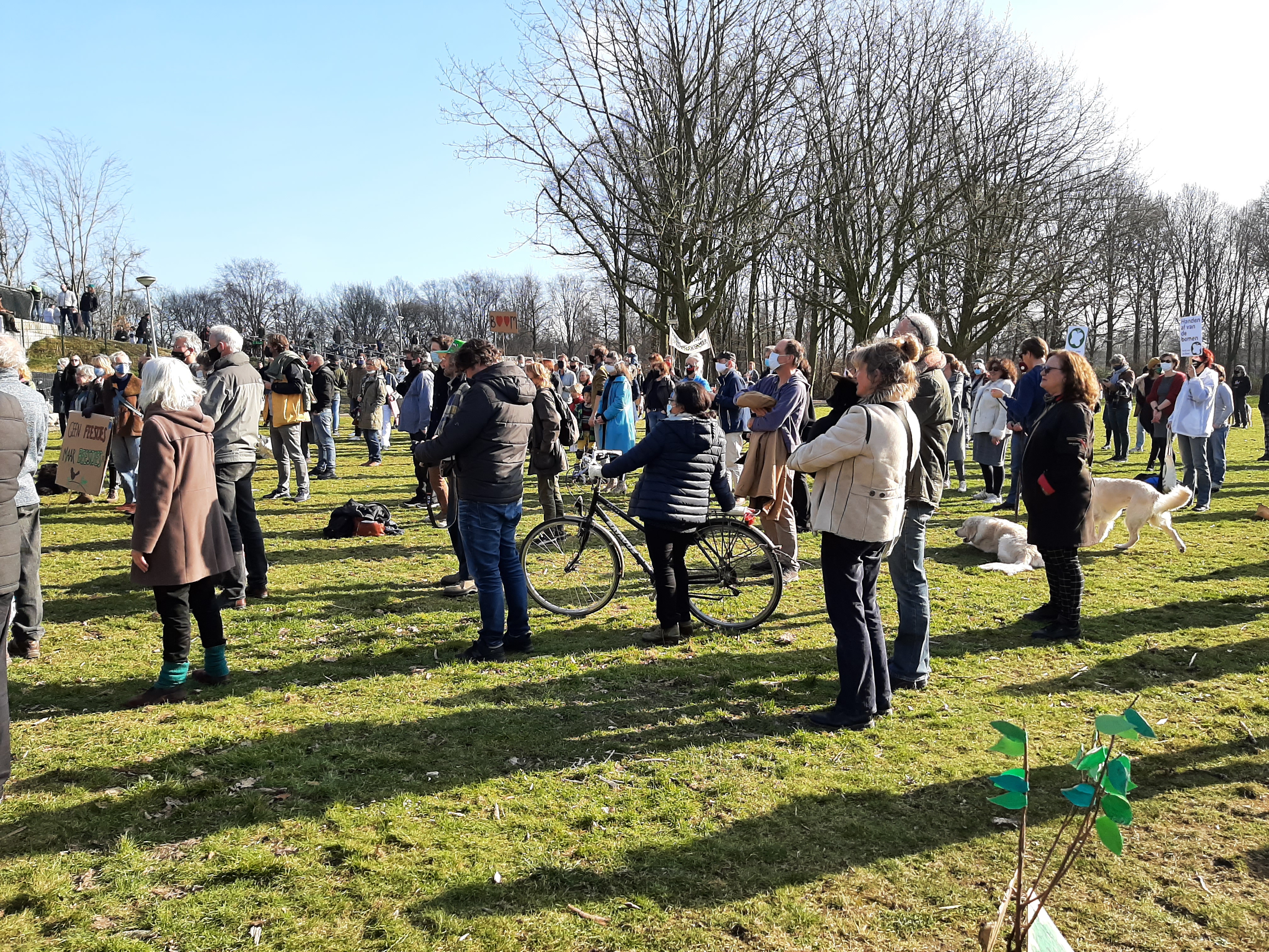 Amsterdam NoordAanbieden manifest aan BM Halsema.jpg Demonstratie Noorderpark tegen kap bomen en aanleg evenemententerrein